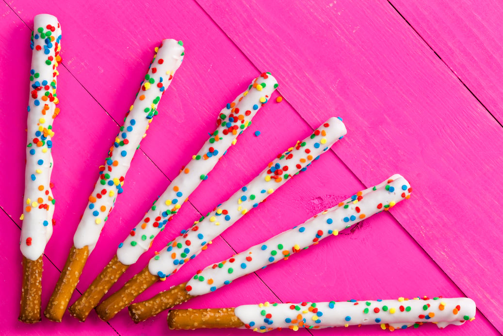 Ray pattern of white chocolate pretzel sticks